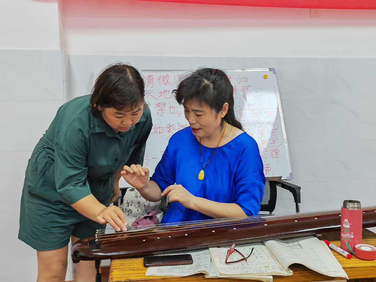 北关区文化馆古琴公益培训课堂授课-2-李建英