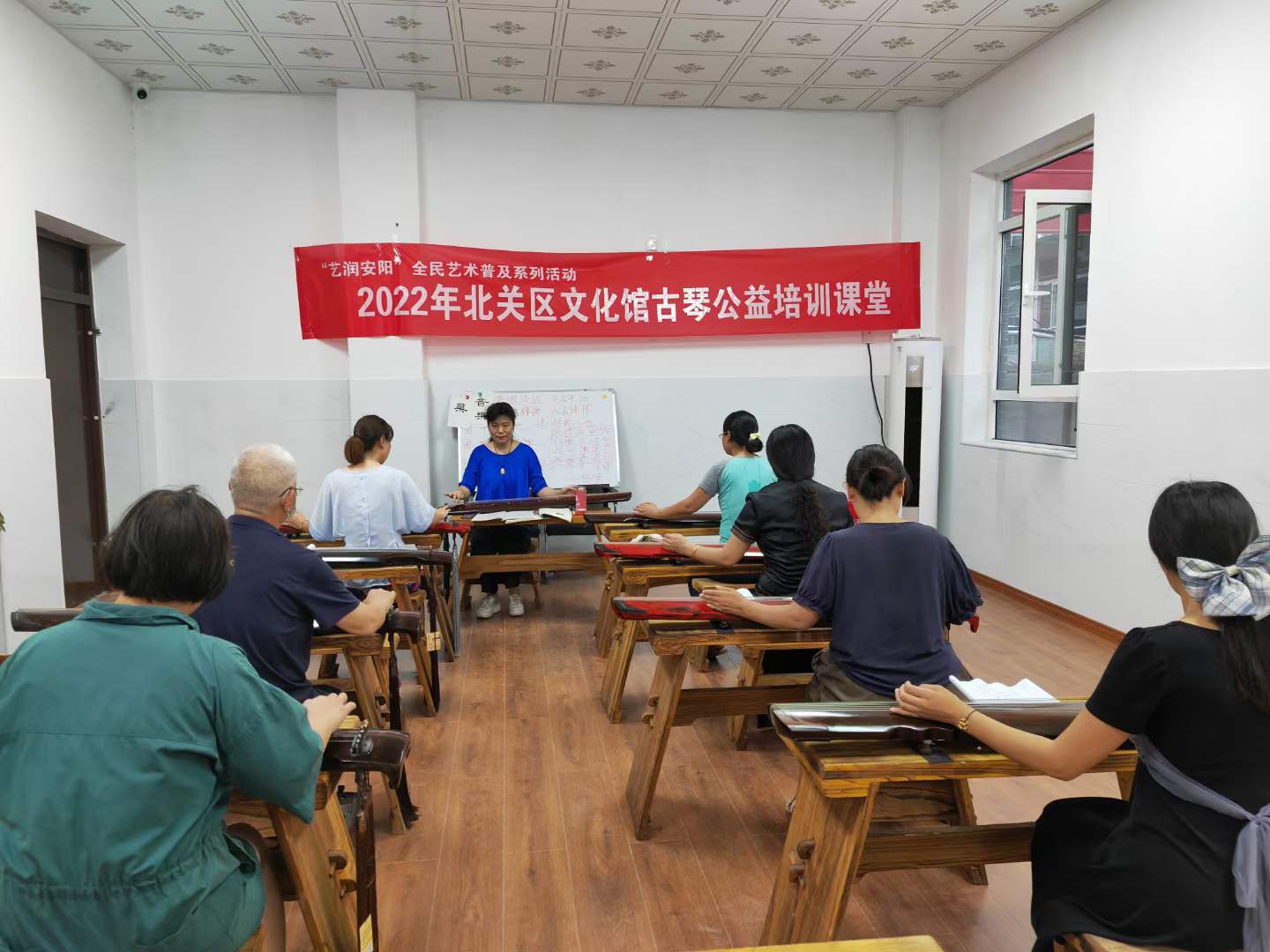 北关区文化馆古琴公益培训课堂授课--李建英