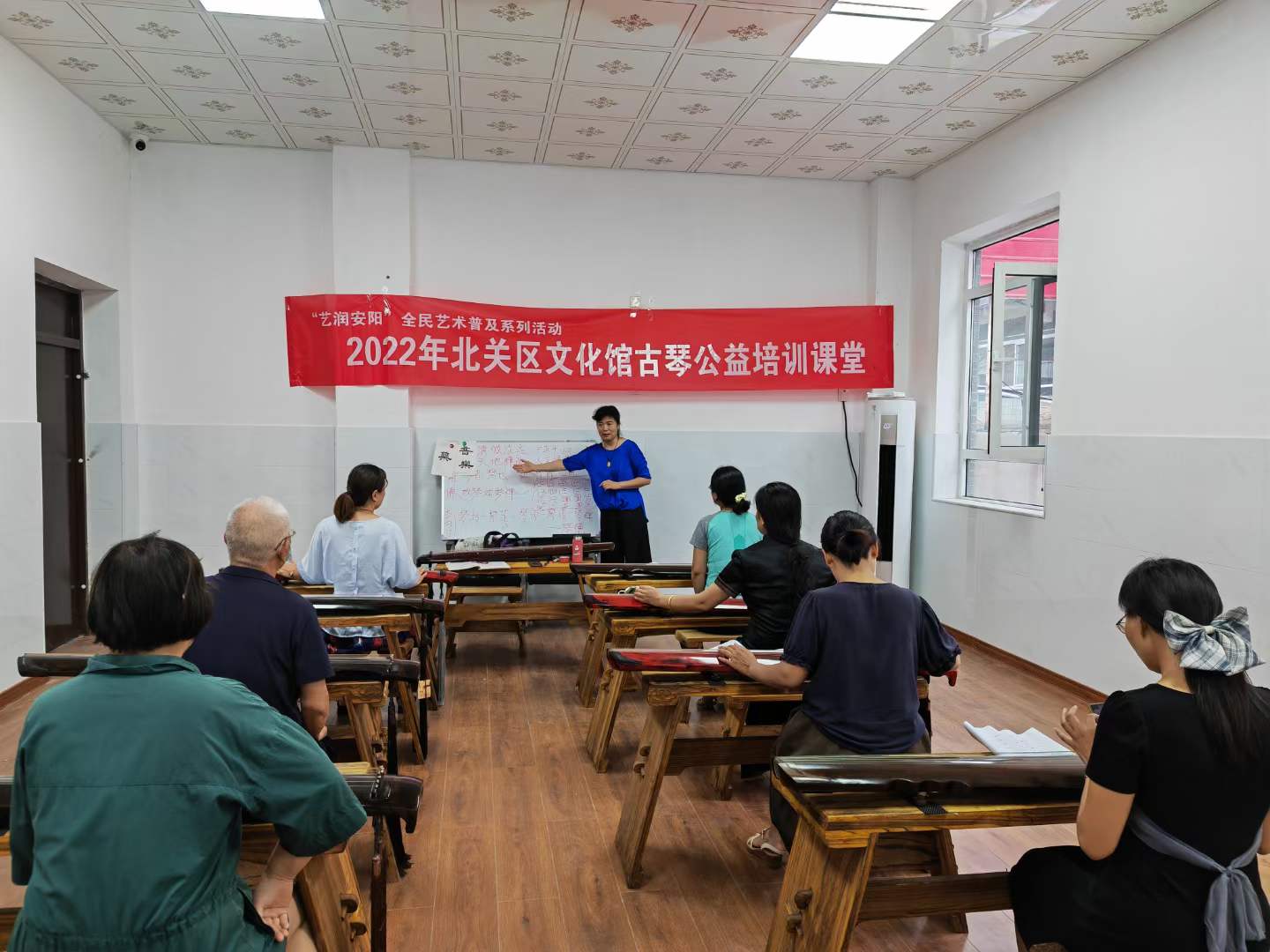 北关区文化馆古琴公益培训课堂授课-4-李建英