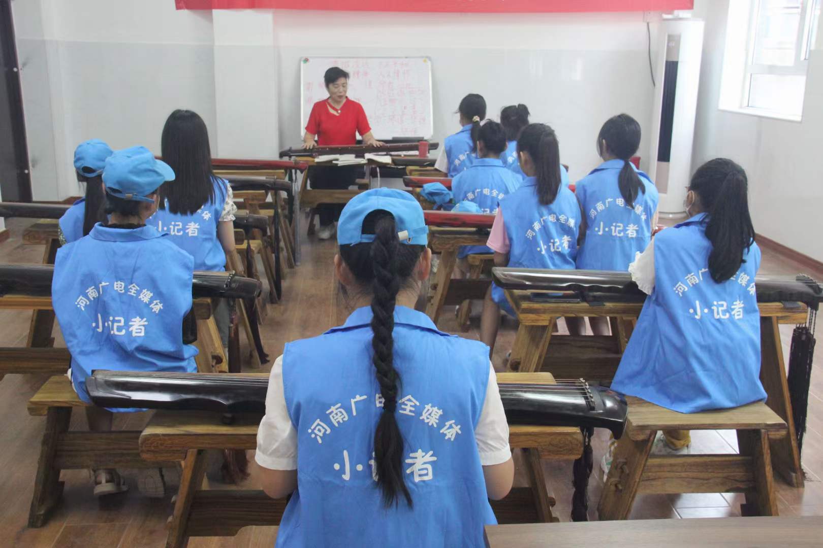 北关区文化馆古琴公益培训课堂授课-7-李建英