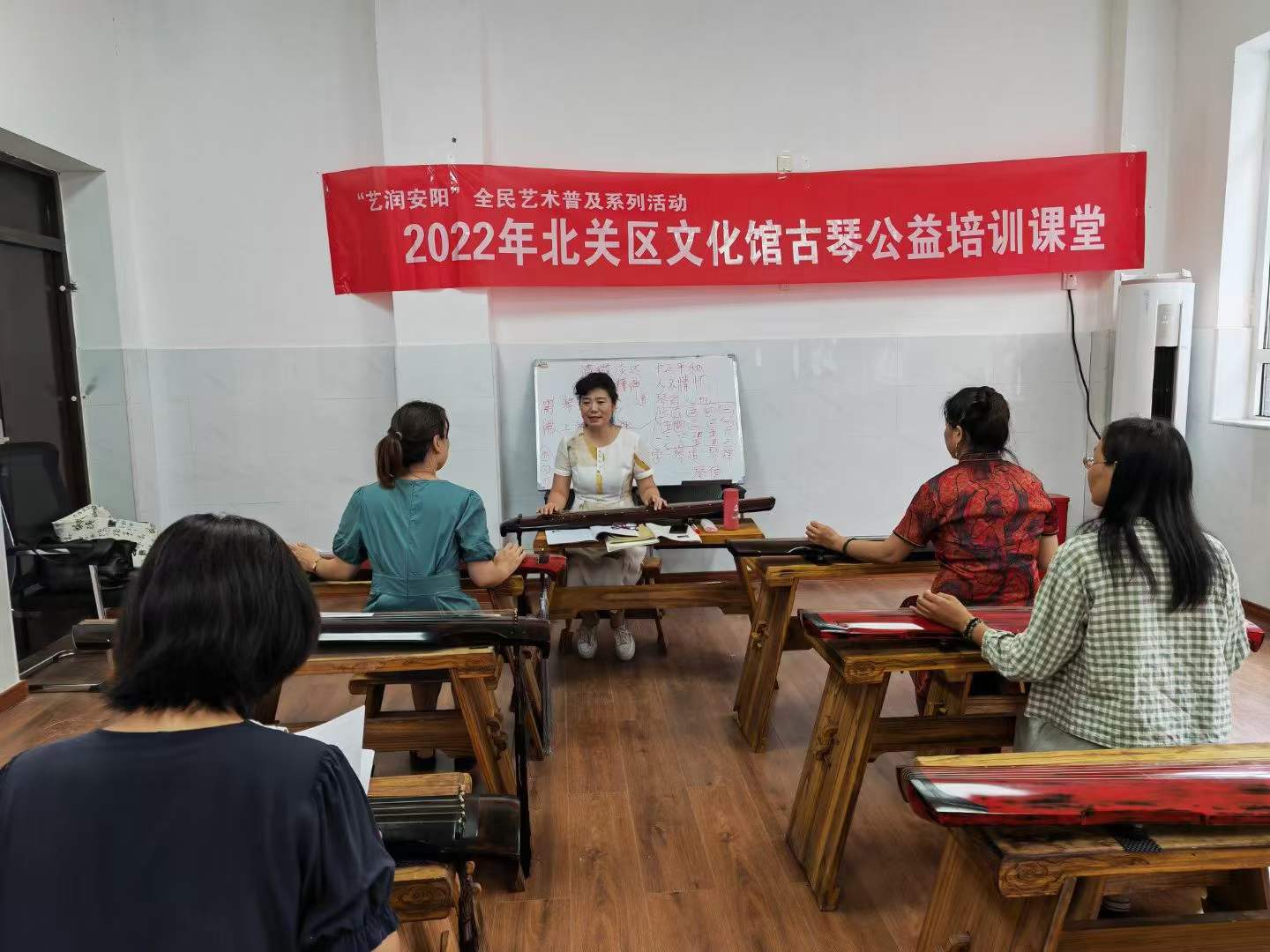 北关区文化馆古琴公益培训课堂授课-11-李建英