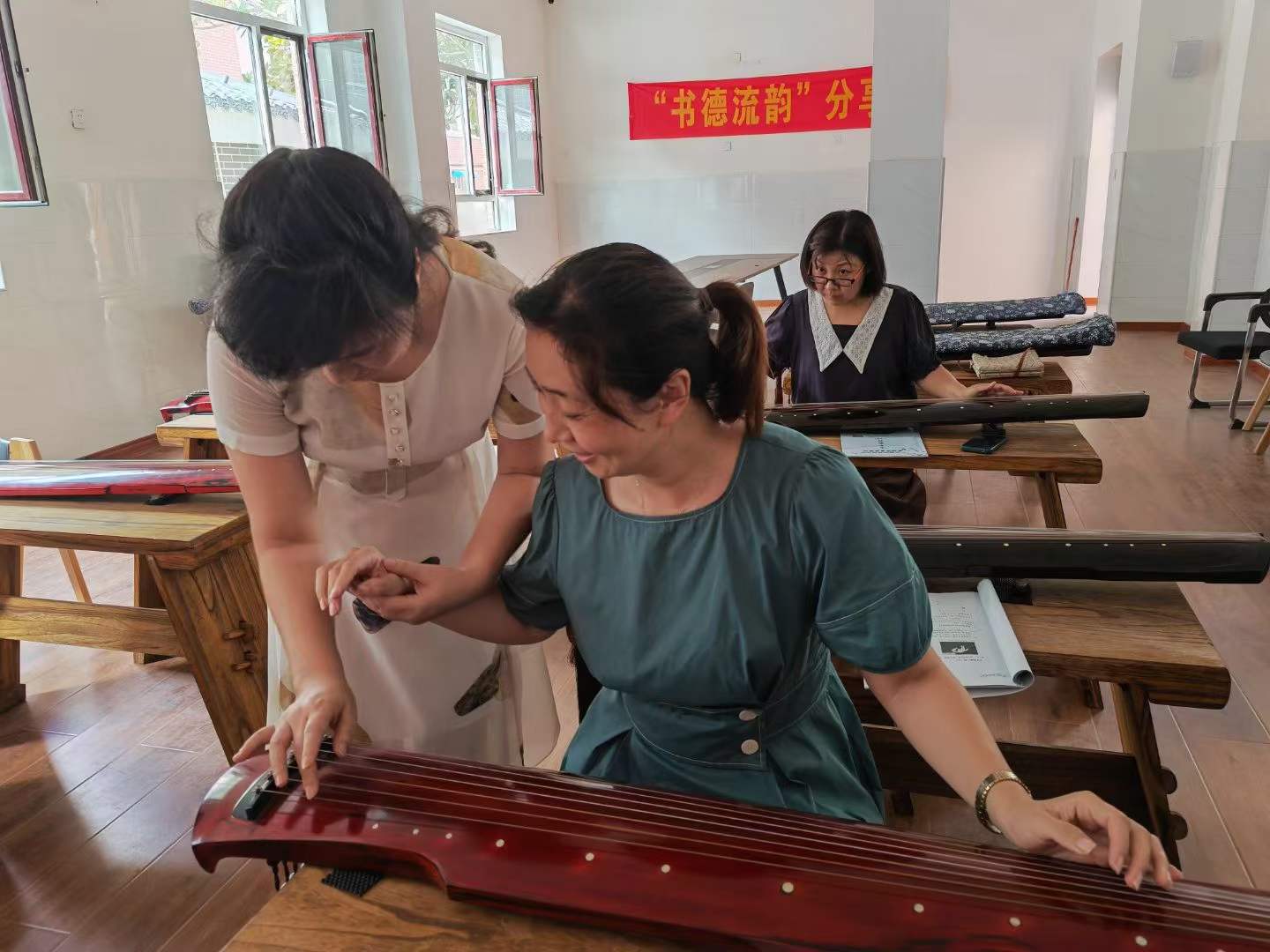 北关区文化馆古琴公益培训课堂授课-12-李建英