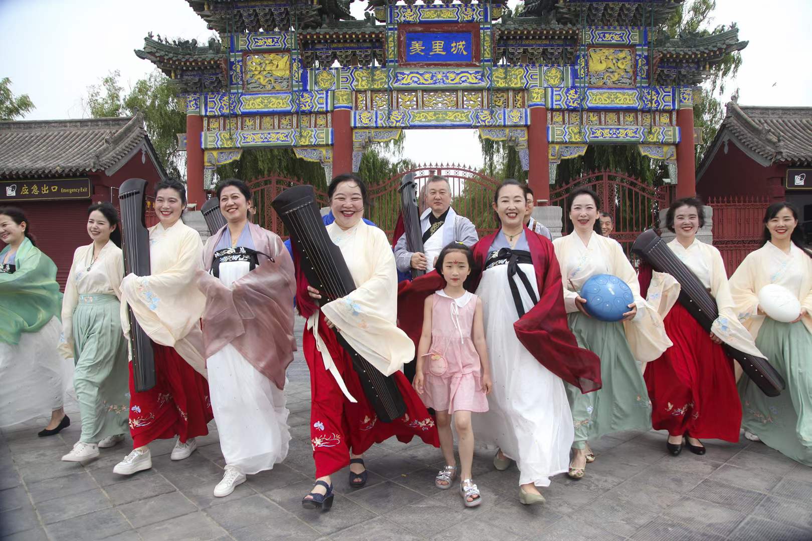 参加端午节羑里城演出-1-李建英