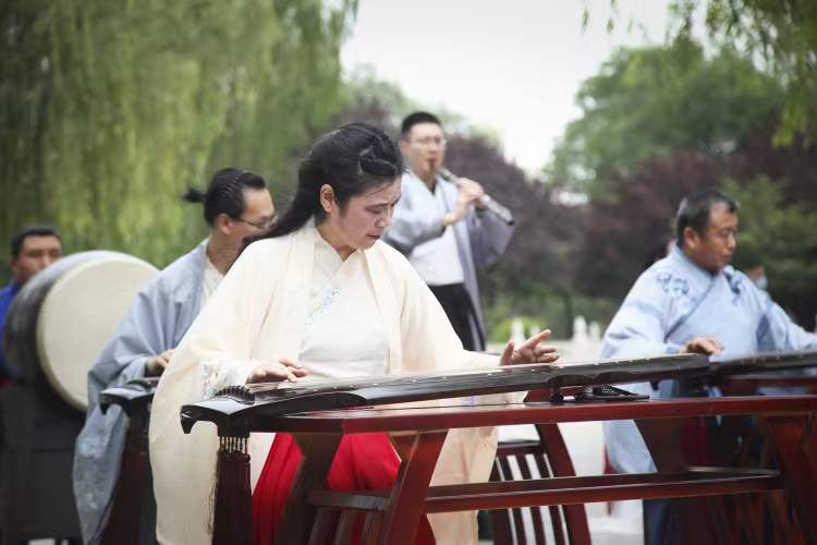 参加端午节羑里城演出-7-李建英