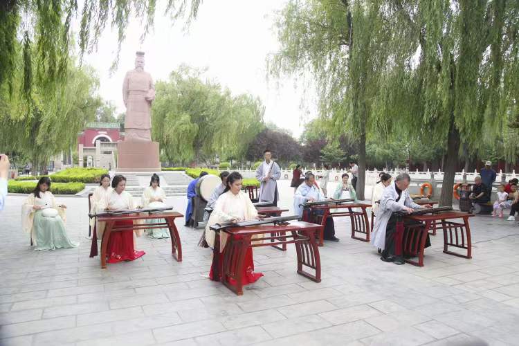 参加端午节羑里城演出-6-李建英