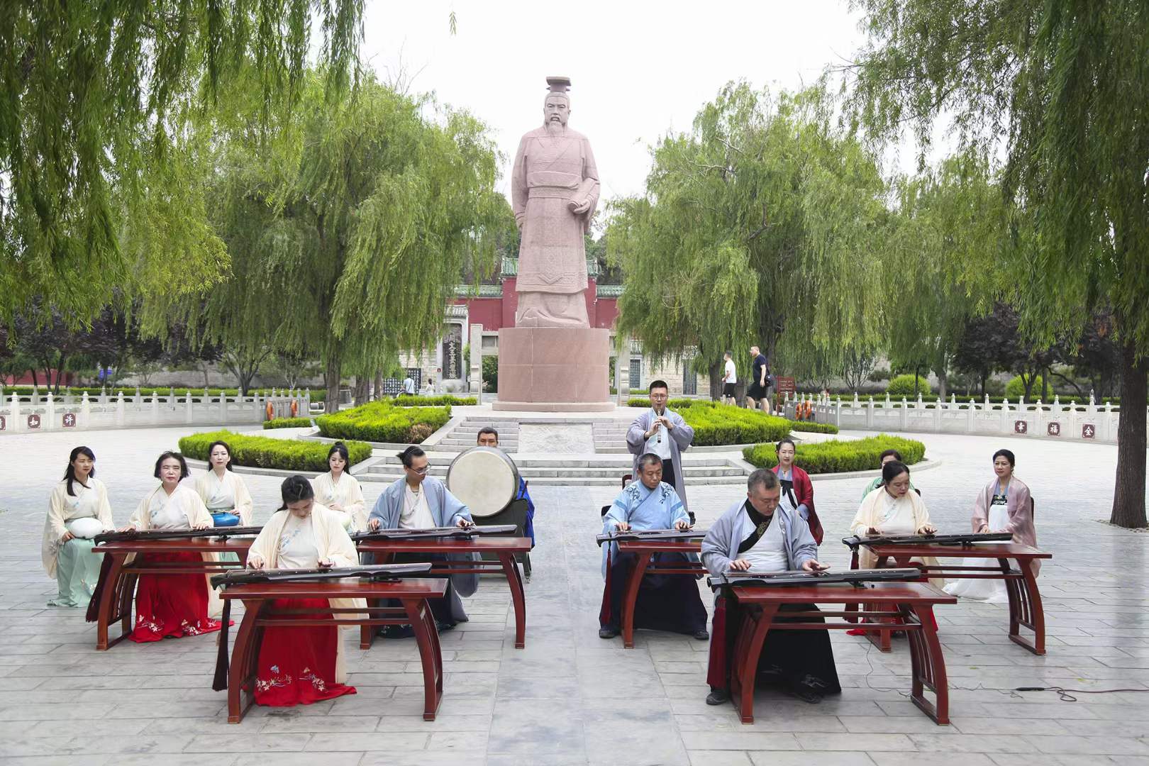 参加端午节羑里城演出-8-李建英