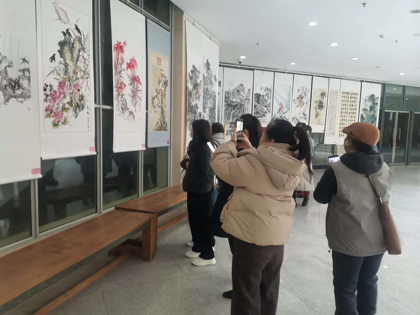 在安阳博物馆巾帼秀丹青女子书画展开展-3-李建英
