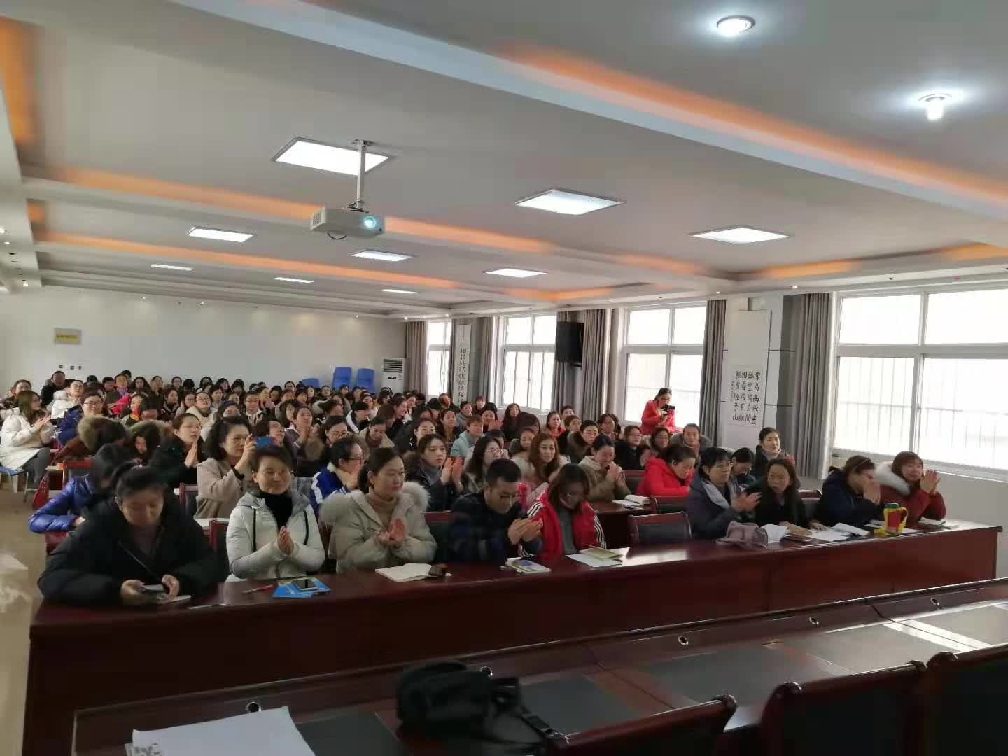 担任北关区英语试卷分析暨教师培训主讲人-5-李建英