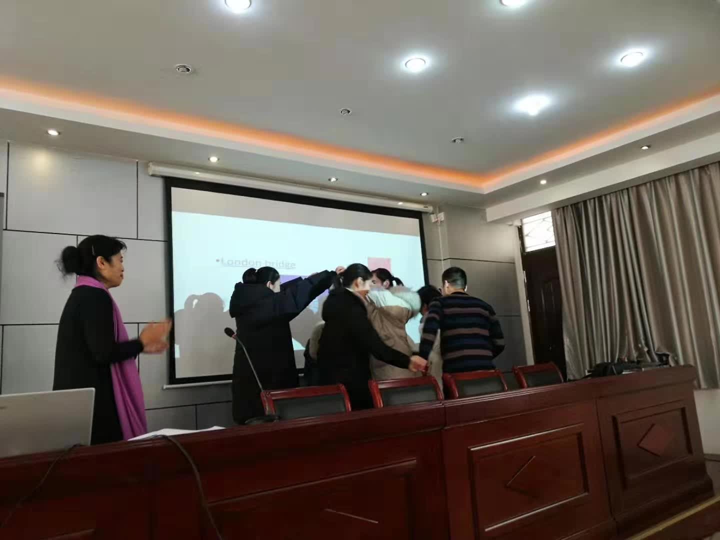 担任北关区英语试卷分析暨教师培训主讲人-7-李建英