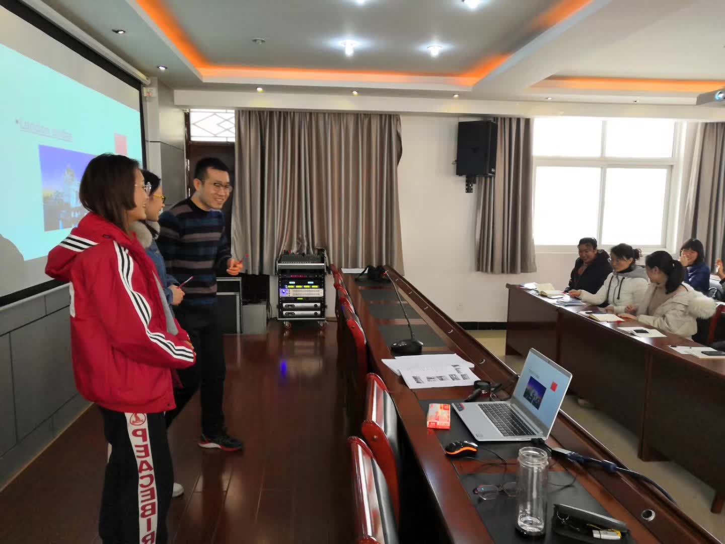 担任北关区英语试卷分析暨教师培训主讲人-8-李建英