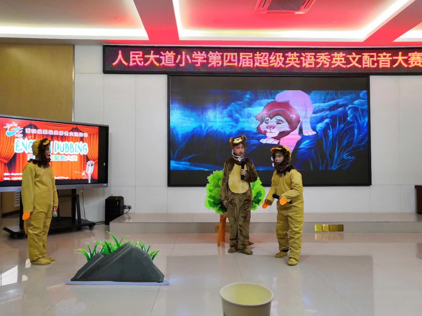 担任人民大道小学第四届英语秀英文配音大赛评委-4-李建英