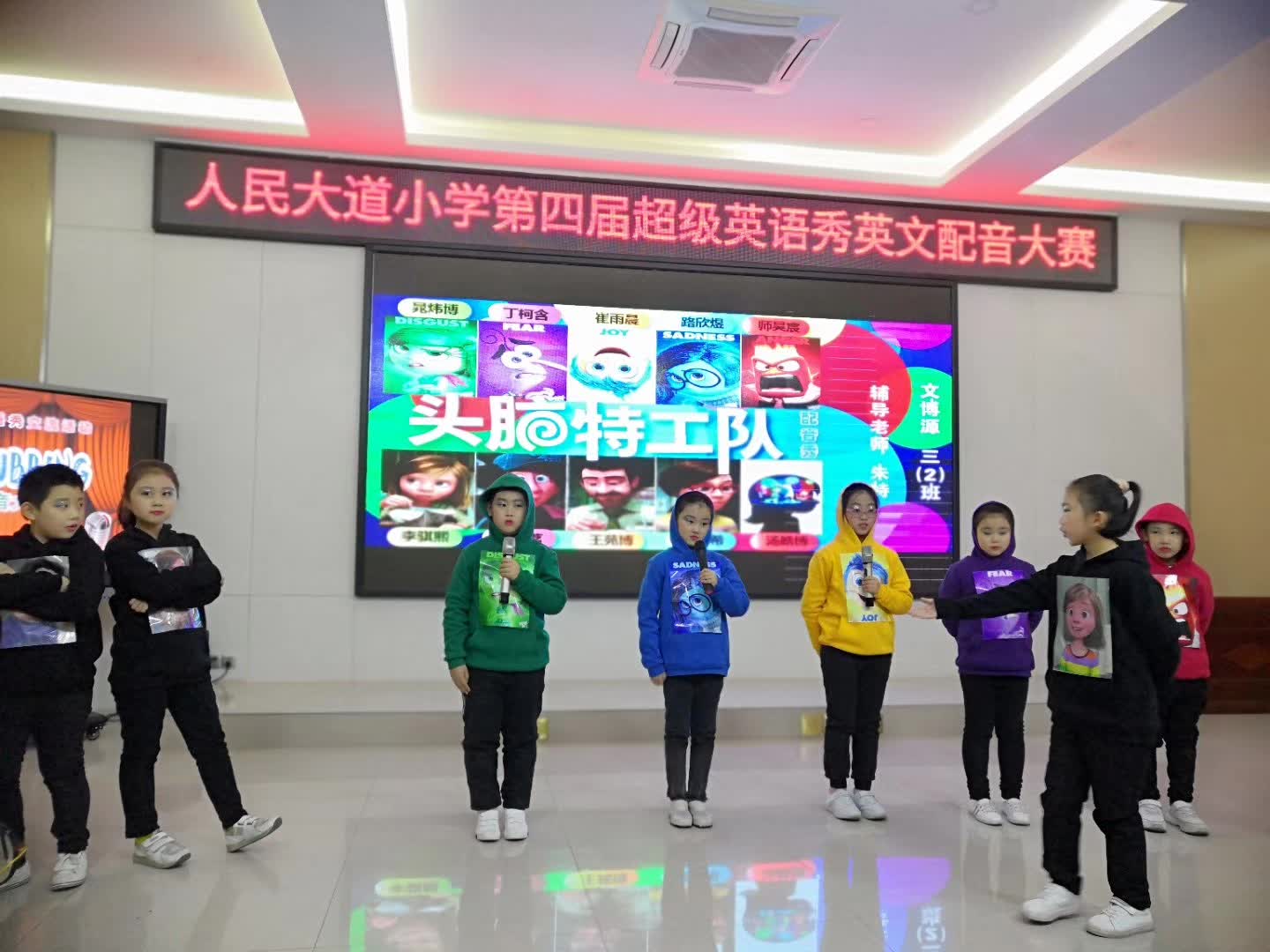 担任人民大道小学第四届英语秀英文配音大赛评委-6-李建英