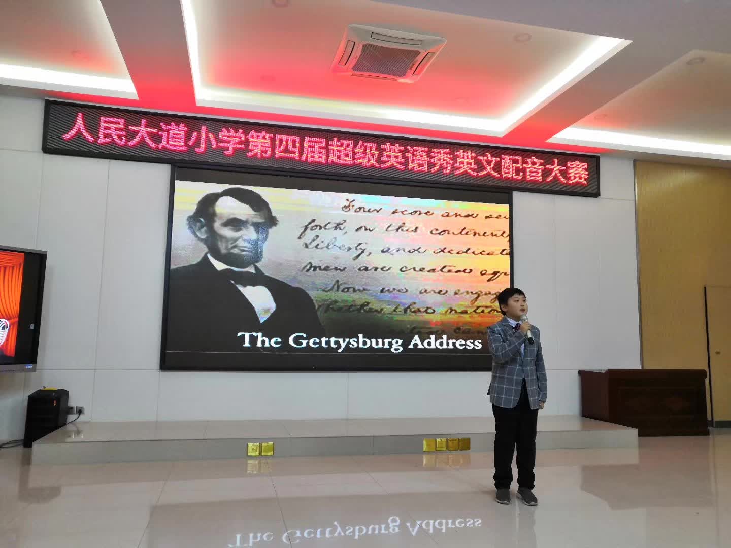 担任人民大道小学第四届英语秀英文配音大赛评委-8-李建英