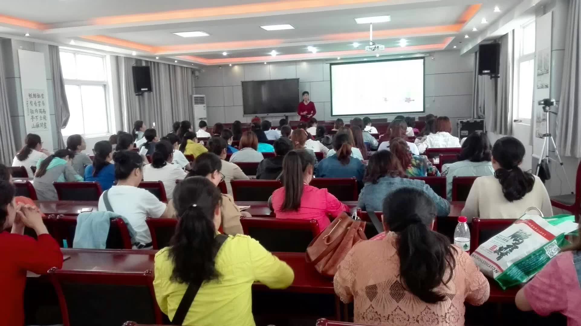 担任北关区英语期中质量分析暨教师培训主讲人-3-李建英