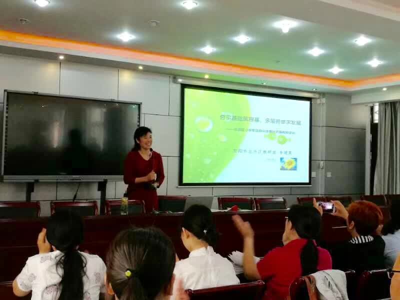 担任北关区英语期中质量分析暨教师培训主讲人--李建英