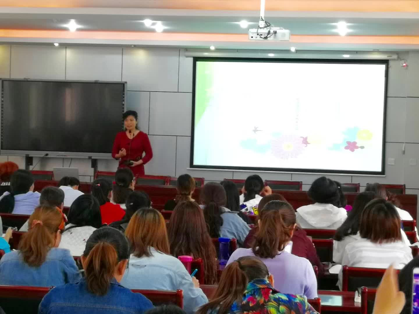 担任北关区英语期中质量分析暨教师培训主讲人-1-李建英