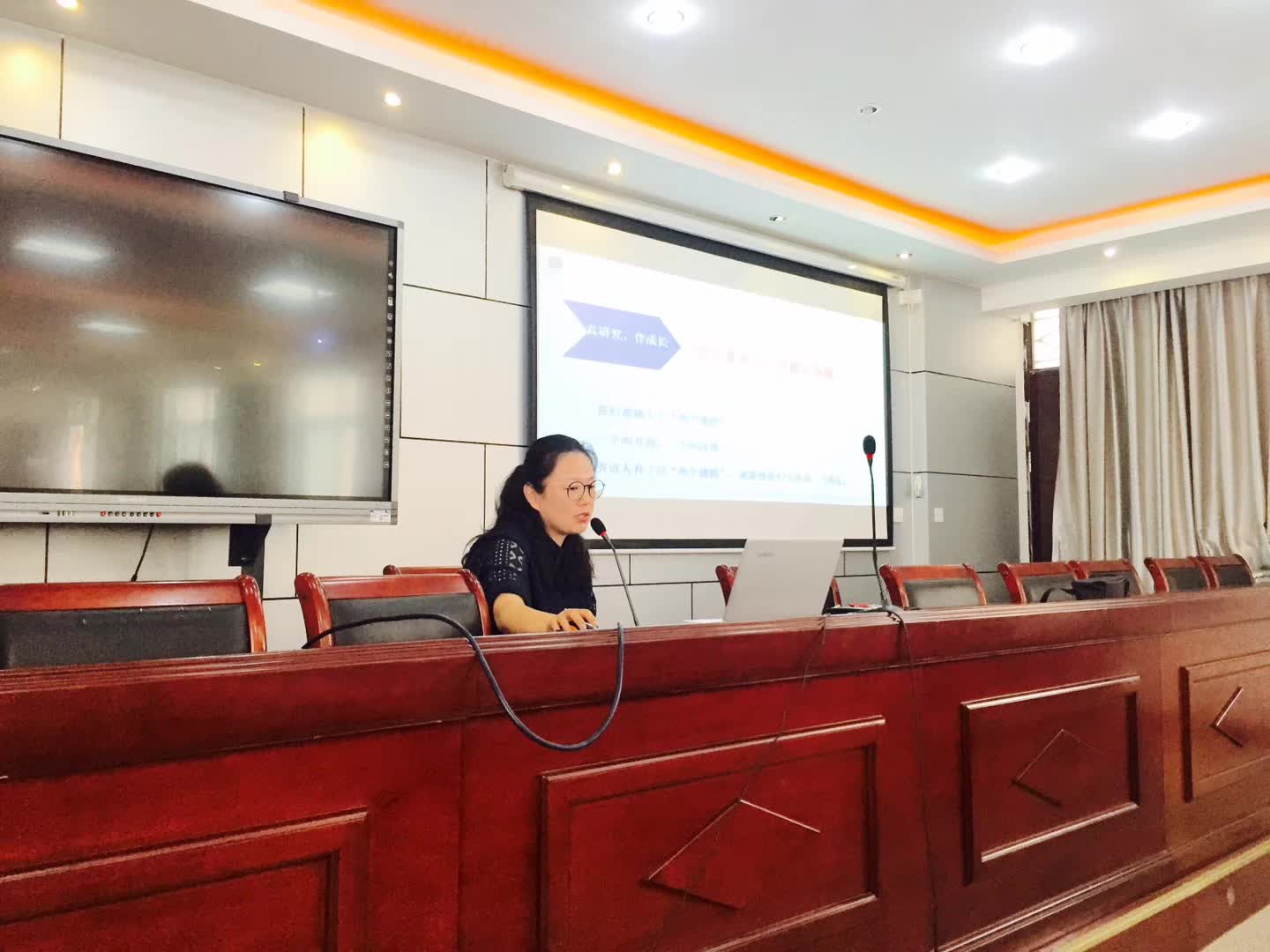 担任北关区英语期中质量分析暨教师培训主讲人-6-李建英