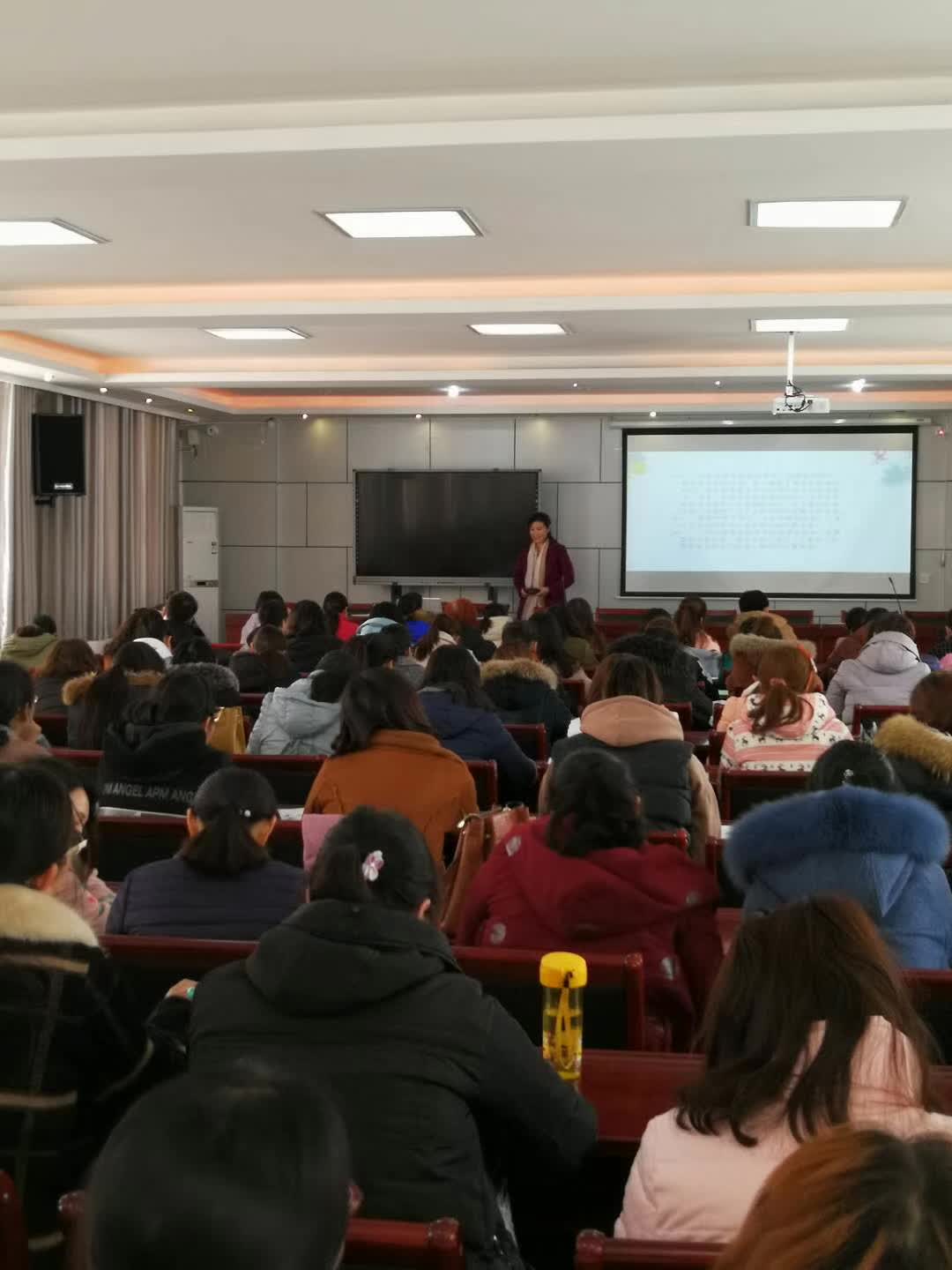 担任北关区英语学科质量分析暨教师培训主讲人-1-李建英