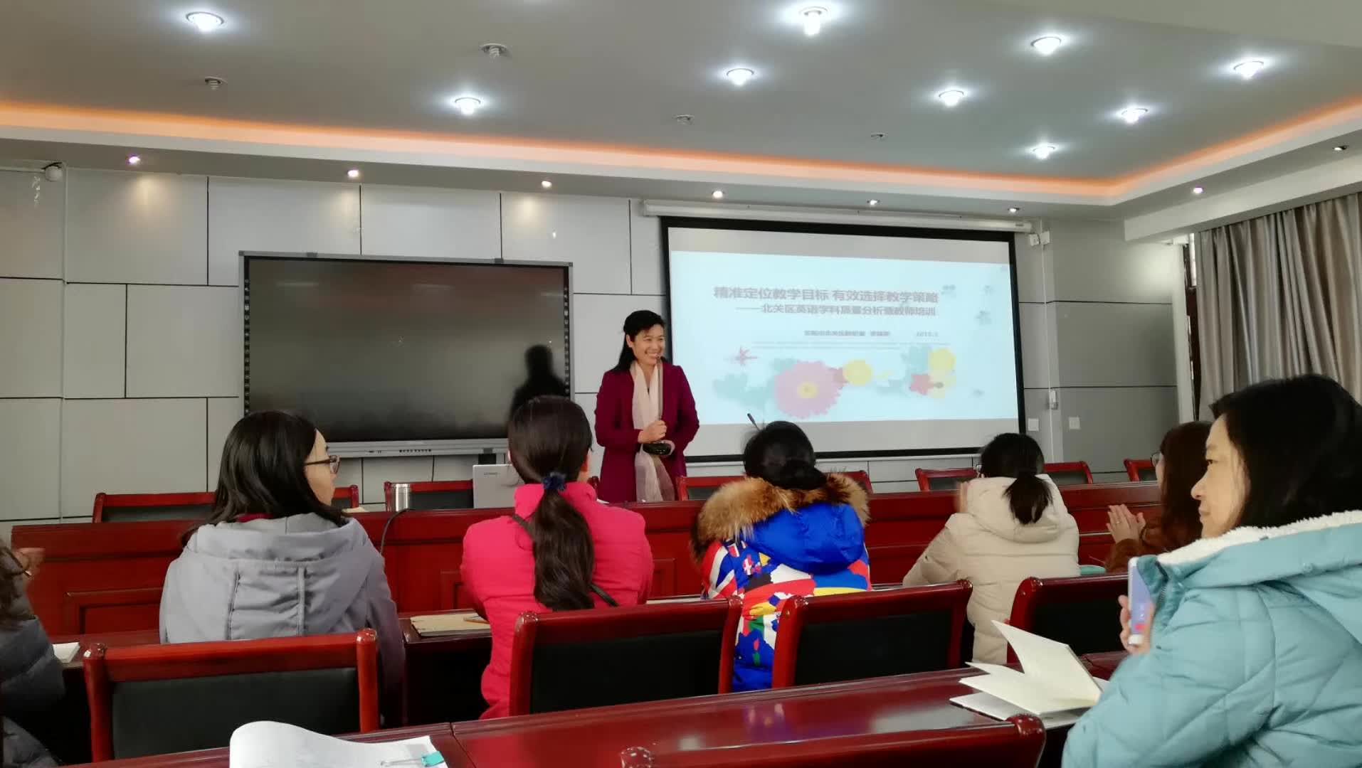 担任北关区英语学科质量分析暨教师培训主讲人--李建英