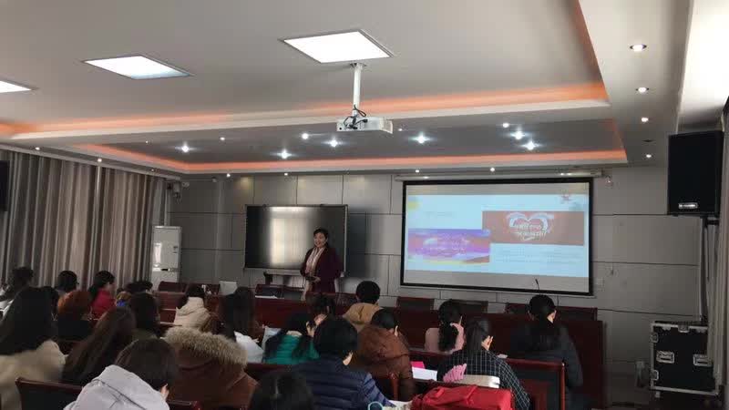 担任北关区英语学科质量分析暨教师培训主讲人-5-李建英