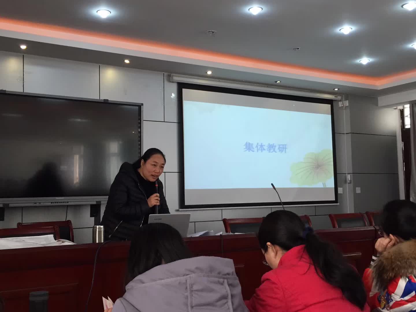 担任北关区英语学科质量分析暨教师培训主讲人-8-李建英