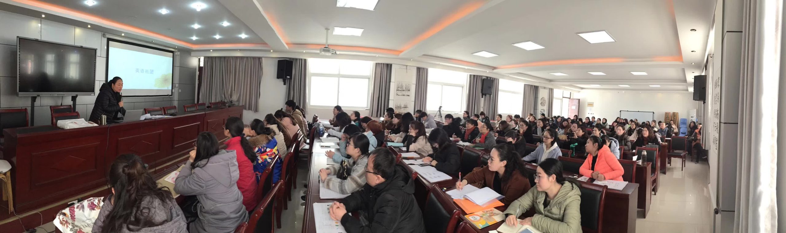 担任北关区英语学科质量分析暨教师培训主讲人-7-李建英