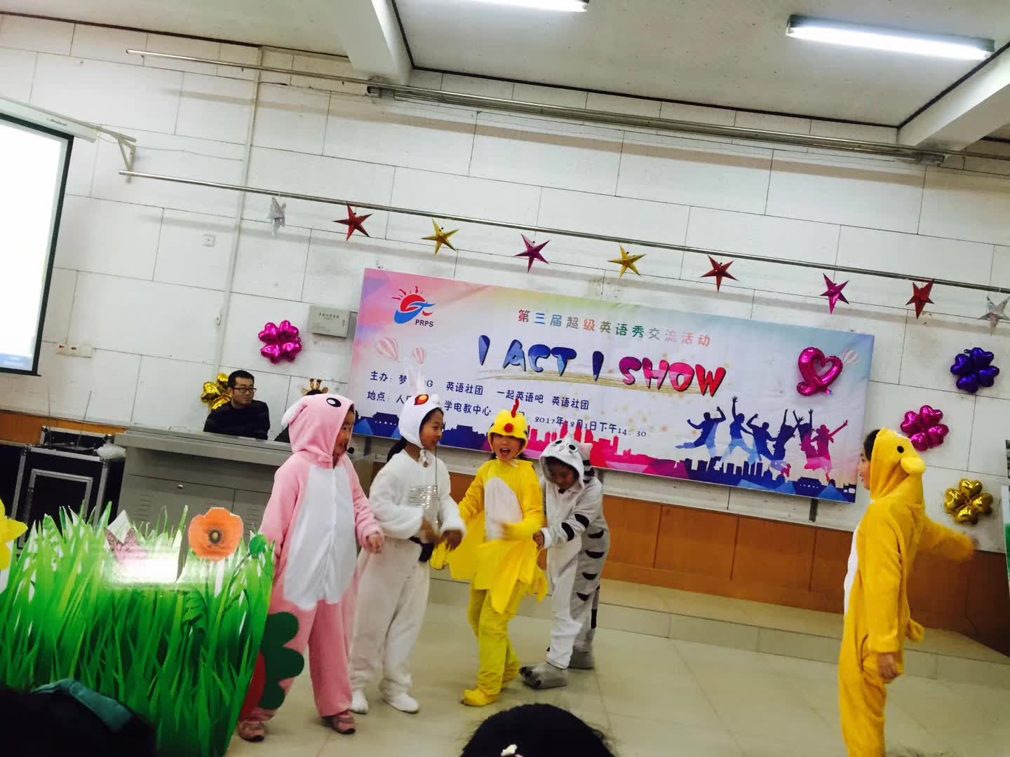 担任人民大道小学第三届超级英语秀评委-3-李建英