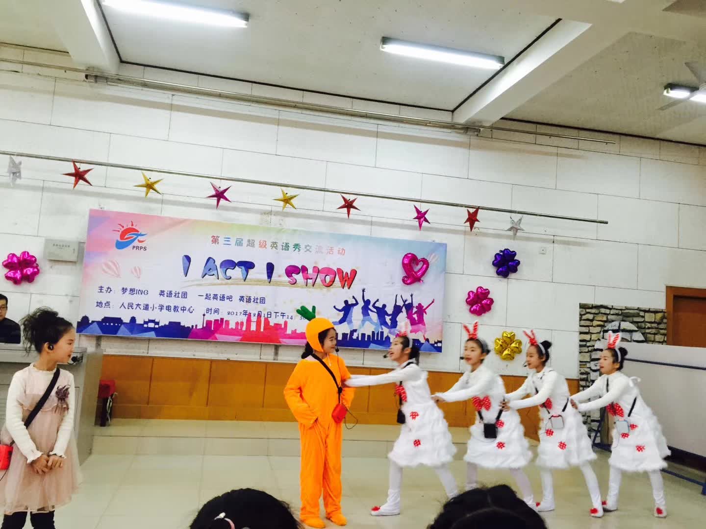 担任人民大道小学第三届超级英语秀评委-4-李建英