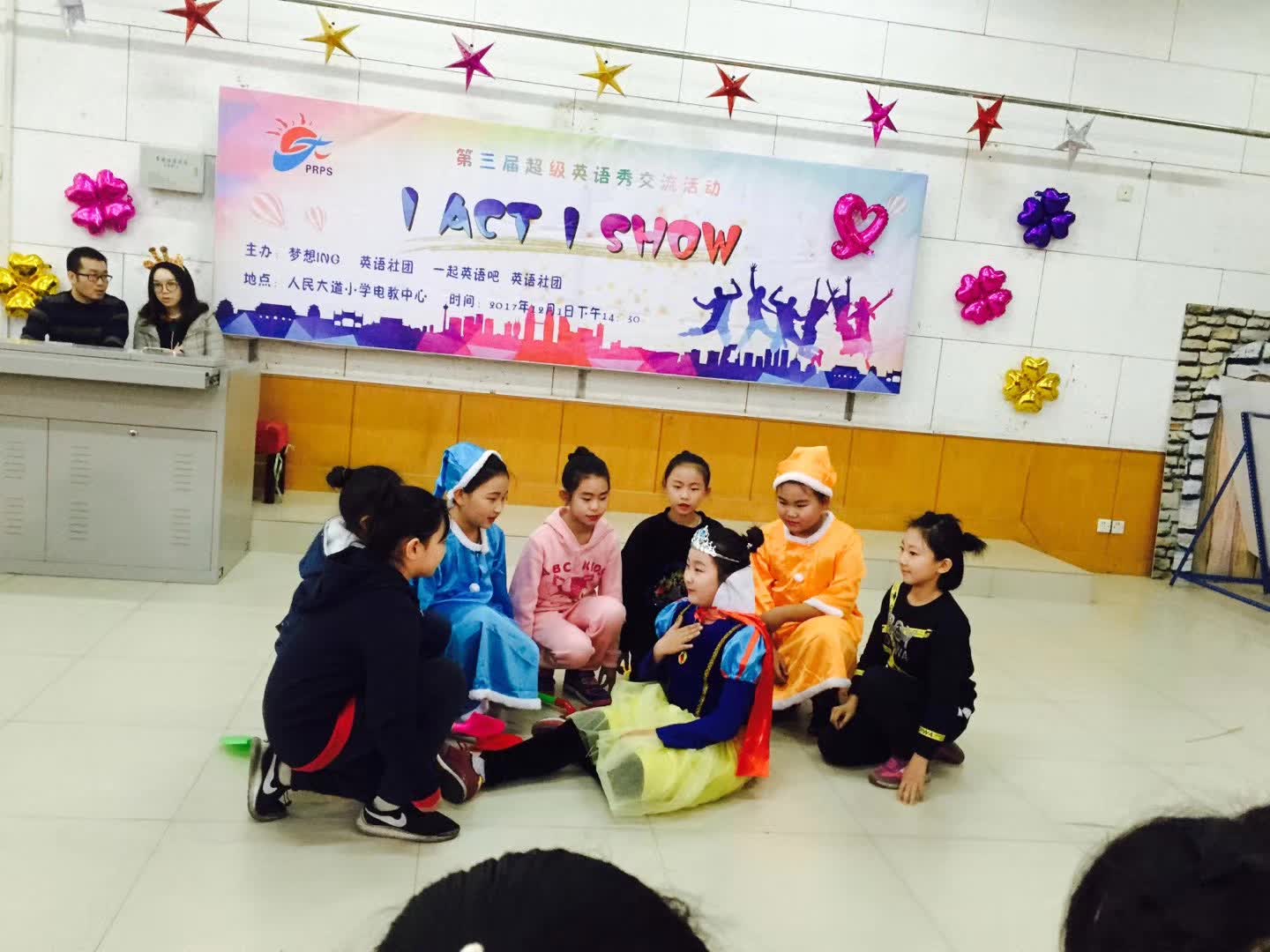 担任人民大道小学第三届超级英语秀评委-5-李建英