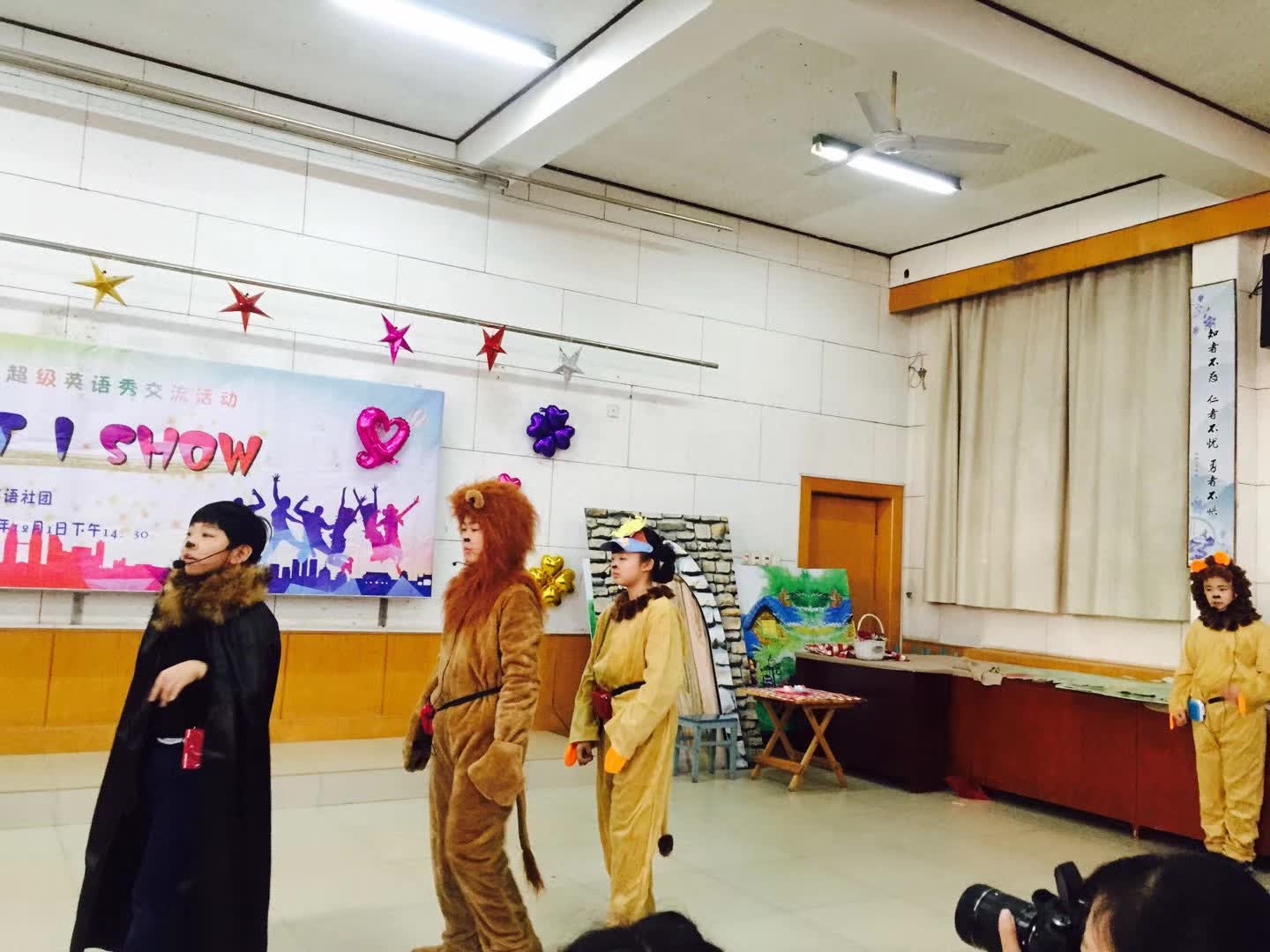 担任人民大道小学第三届超级英语秀评委-6-李建英