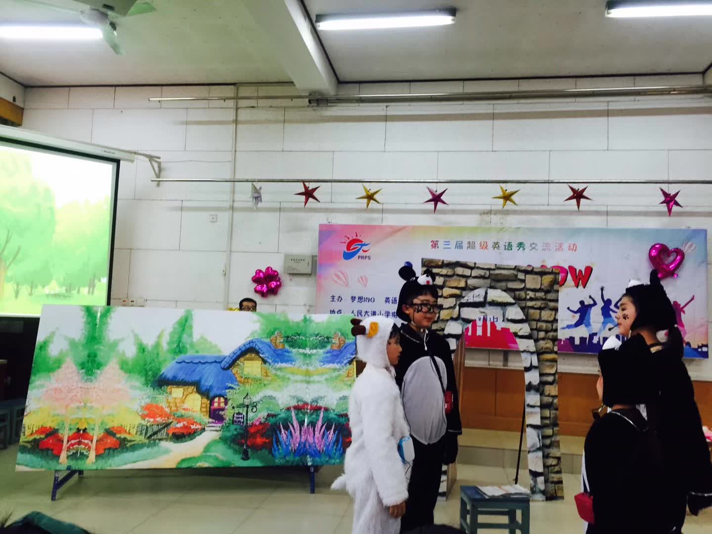 担任人民大道小学第三届超级英语秀评委-7-李建英