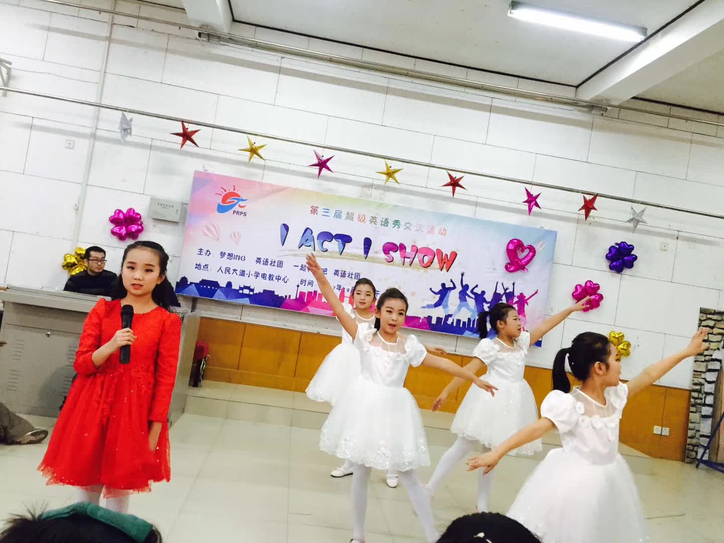 担任人民大道小学第三届超级英语秀评委-8-李建英