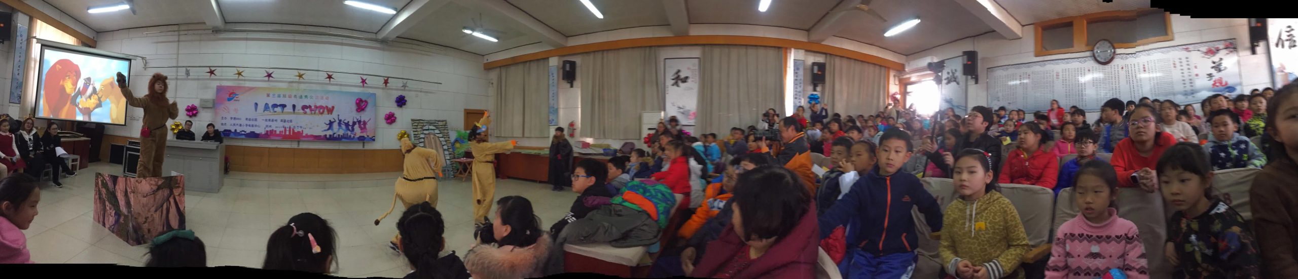 担任人民大道小学第三届超级英语秀评委--李建英