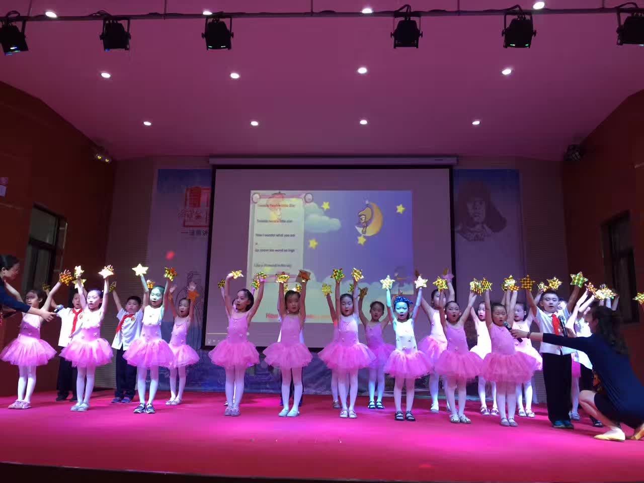 担任安阳市曙光小学第一届英语秀评委-6-李建英