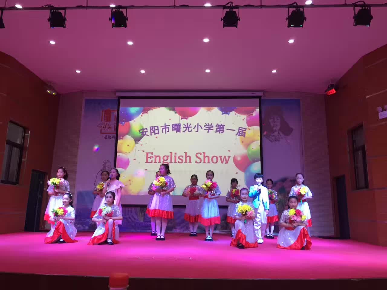 担任安阳市曙光小学第一届英语秀评委-4-李建英