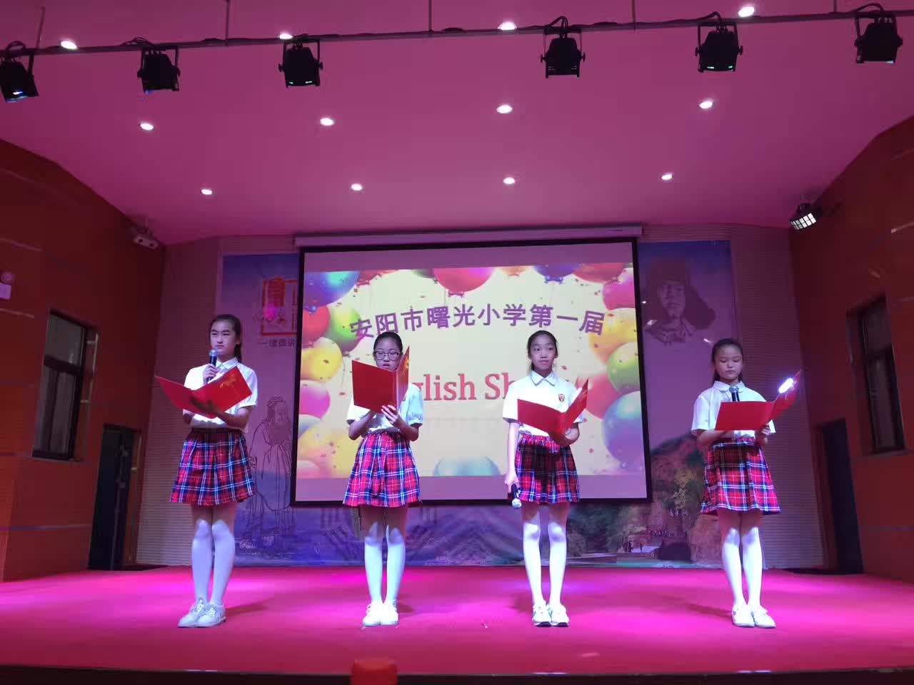 担任安阳市曙光小学第一届英语秀评委-3-李建英