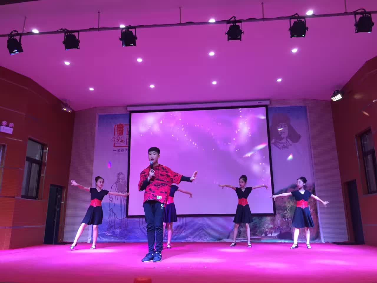 担任安阳市曙光小学第一届英语秀评委-1-李建英