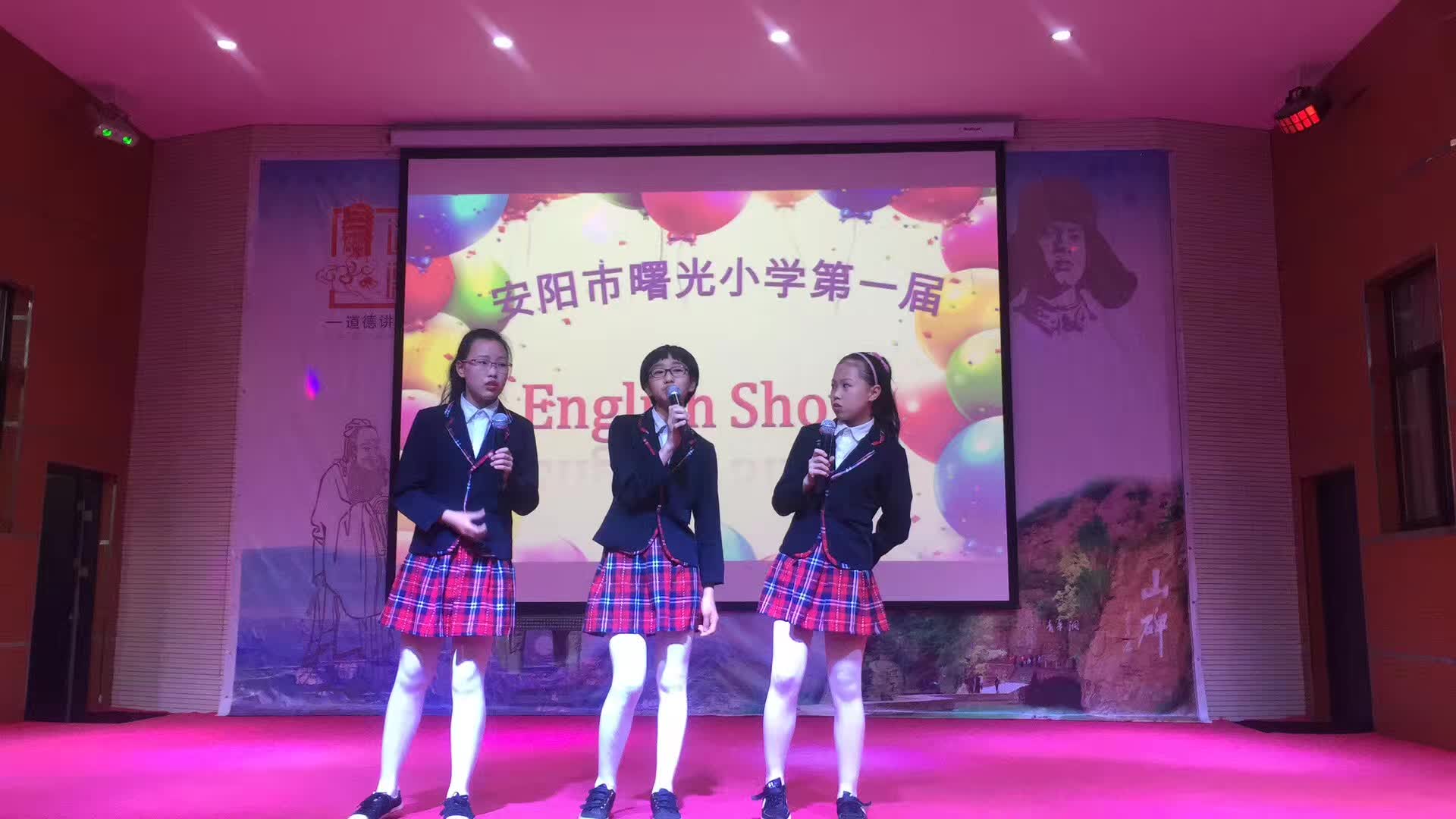 担任安阳市曙光小学第一届英语秀评委--李建英