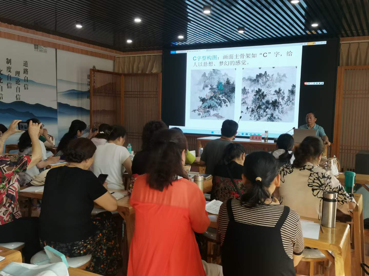 参加河南省第二十八届新人新作展中国画创作讲座-5-李建英