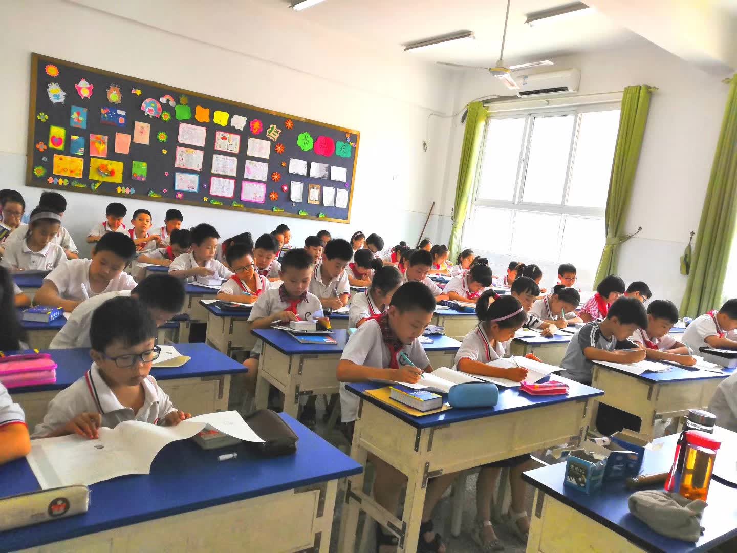 十多年英语考试命卷工作每次都准确无误完成-7-李建英