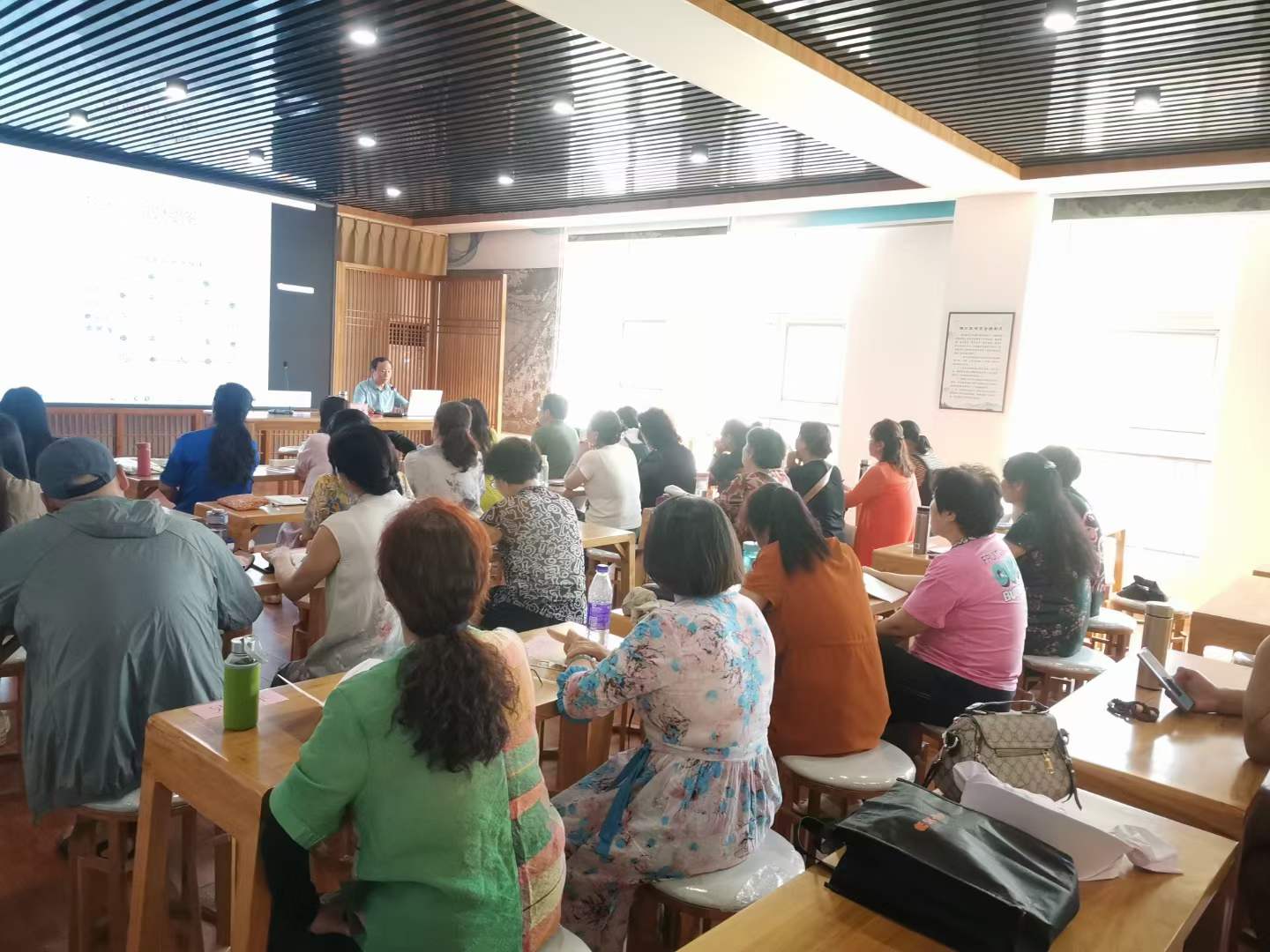 参加河南省第二十八届新人新作展中国画创作讲座-4-李建英