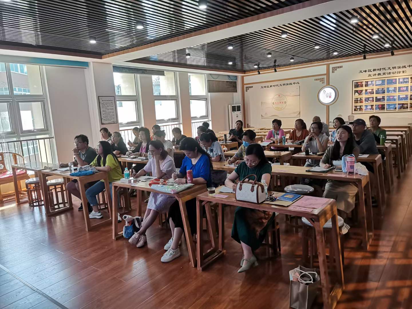 参加河南省第二十八届新人新作展中国画创作讲座-3-李建英