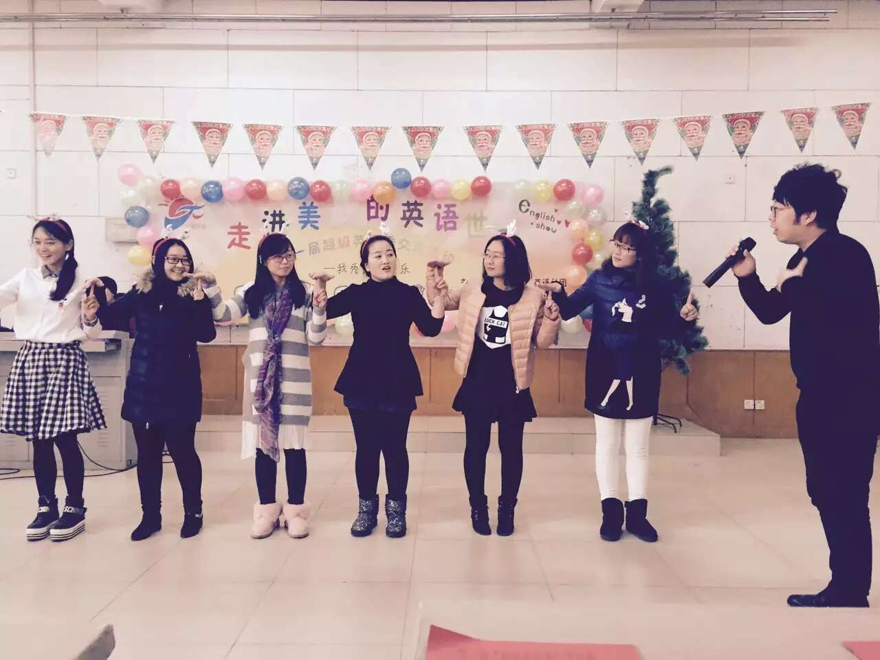 担任人民大道小学第一届超级英语秀评委-8-李建英