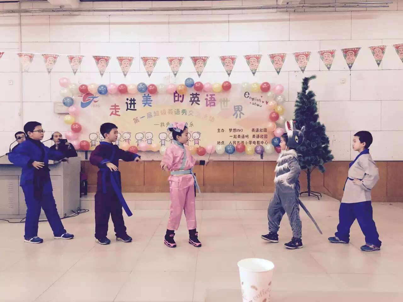 担任人民大道小学第一届超级英语秀评委-6-李建英