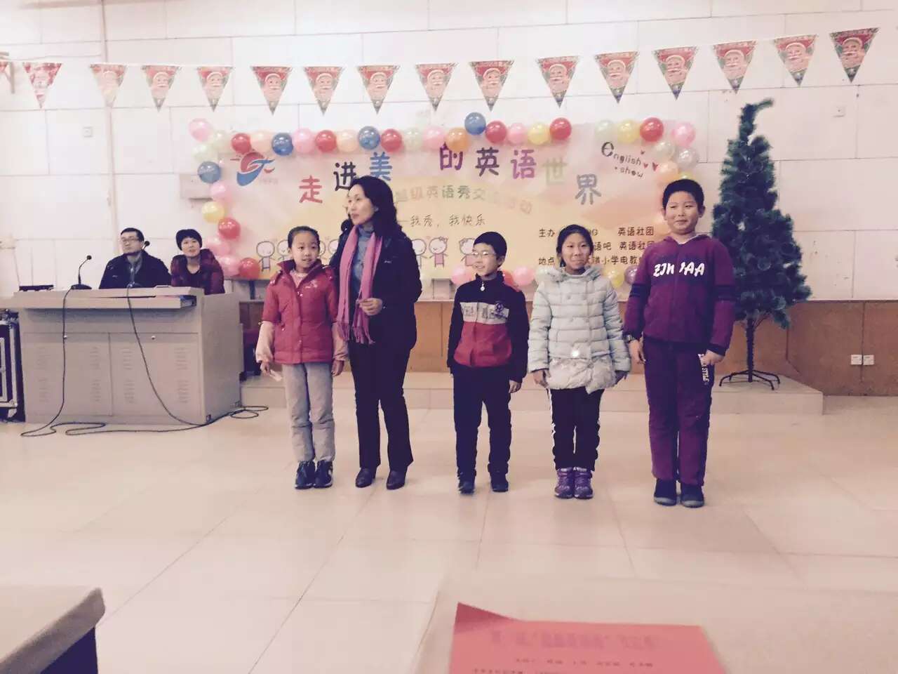 担任人民大道小学第一届超级英语秀评委-5-李建英