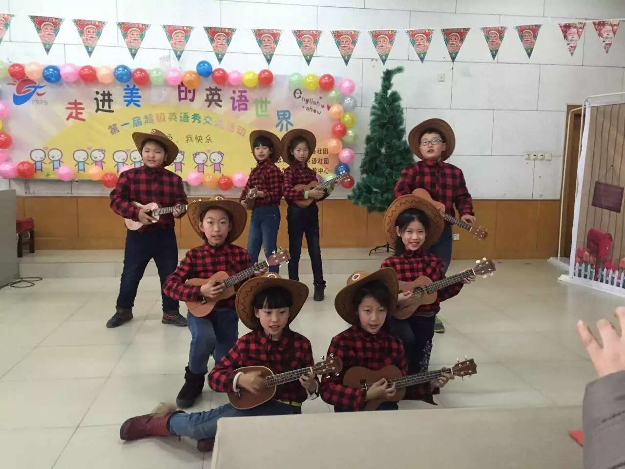 担任人民大道小学第一届超级英语秀评委-7-李建英