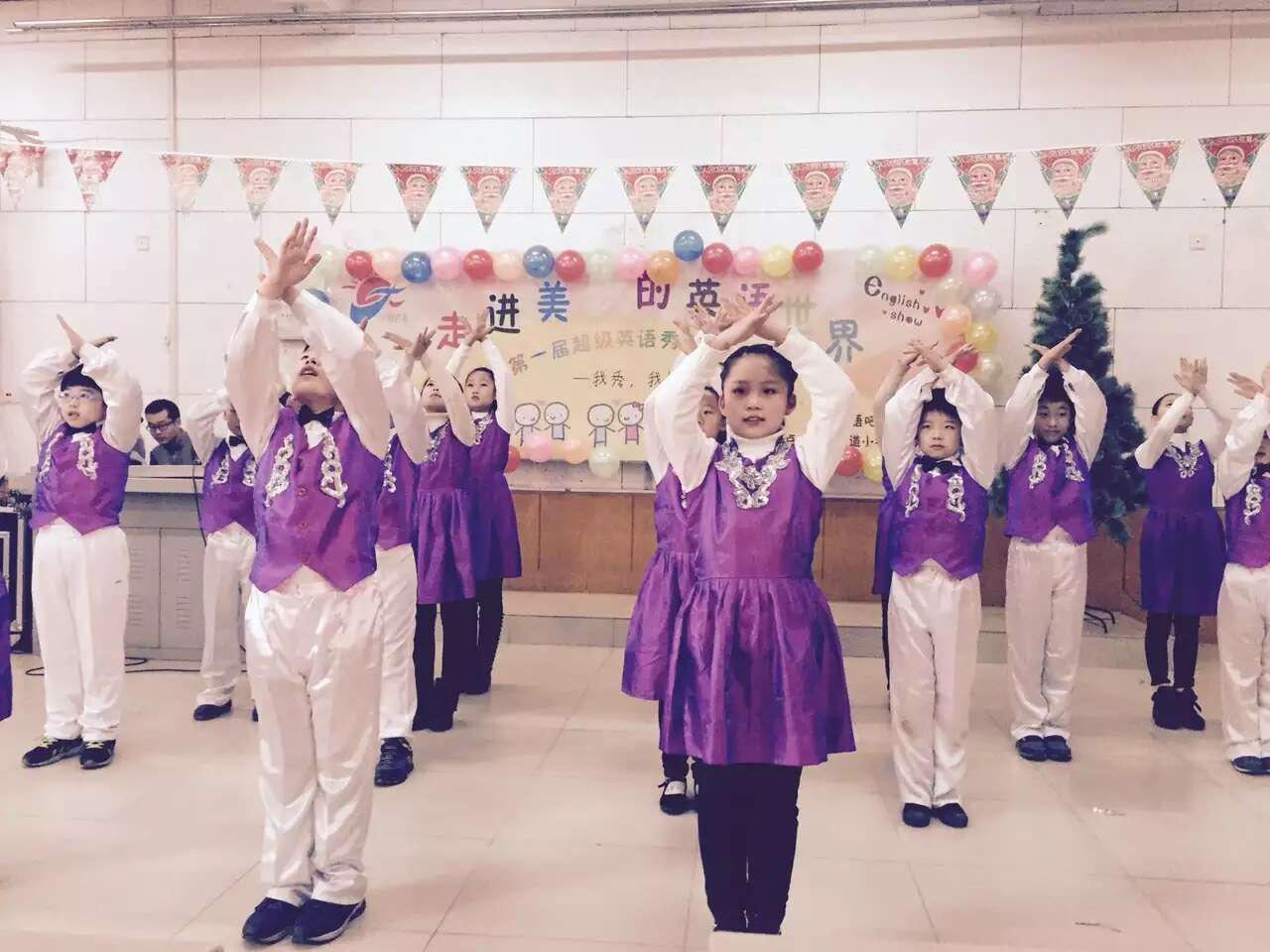 担任人民大道小学第一届超级英语秀评委-4-李建英