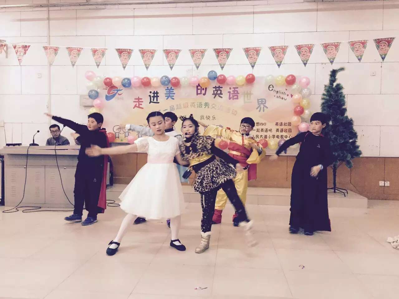 担任人民大道小学第一届超级英语秀评委-2-李建英