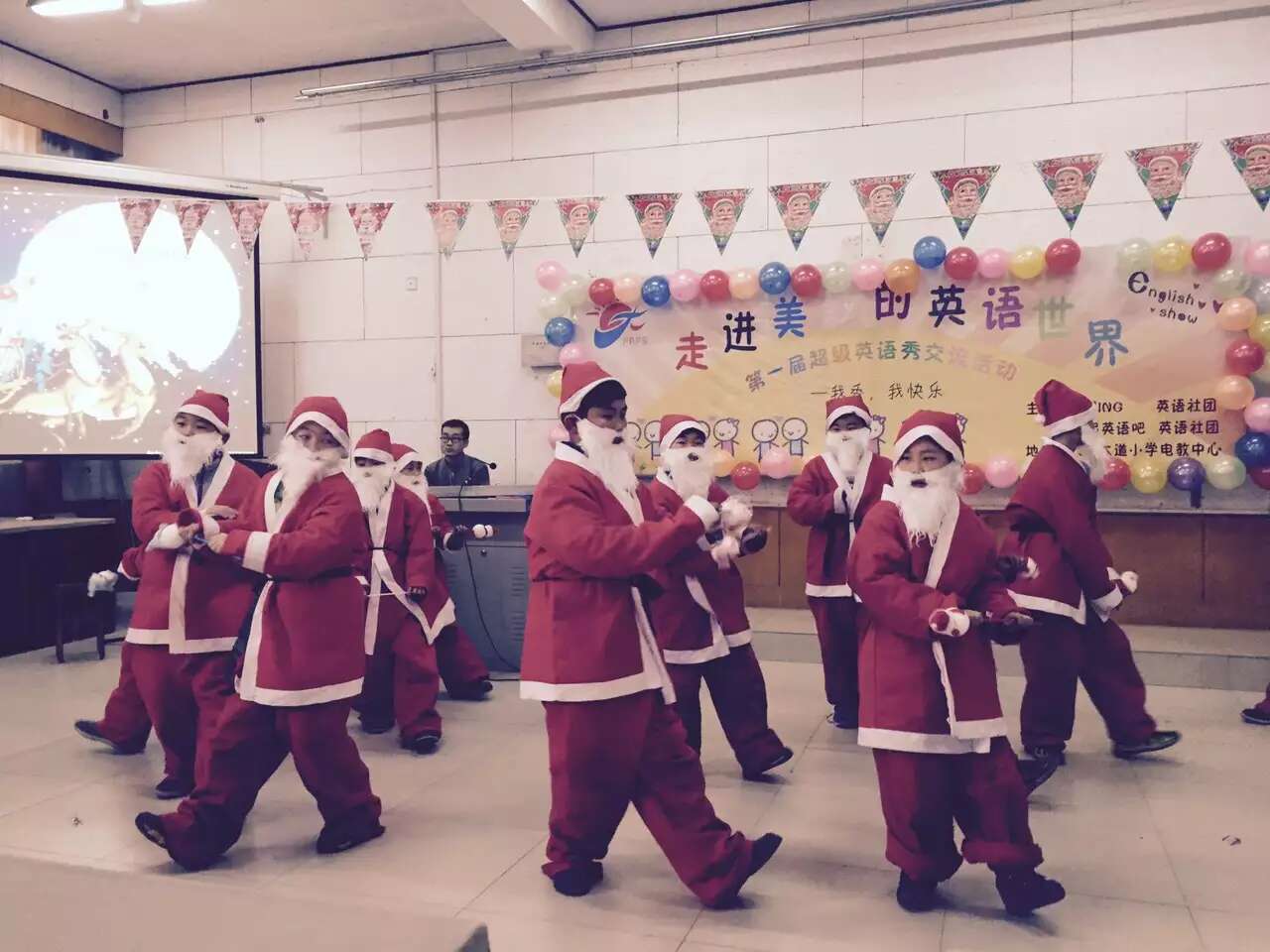 担任人民大道小学第一届超级英语秀评委-3-李建英