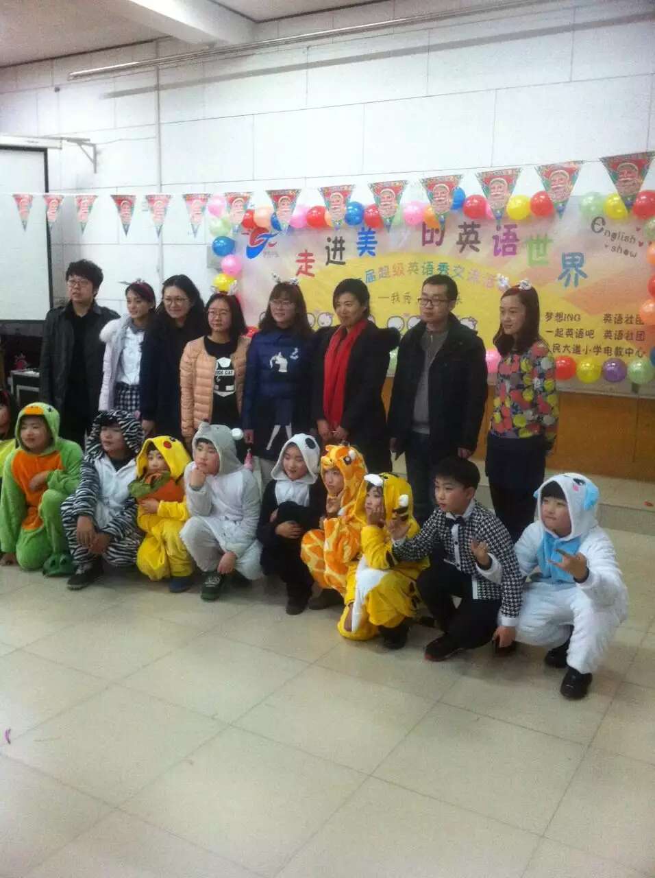 担任人民大道小学第一届超级英语秀评委-1-李建英